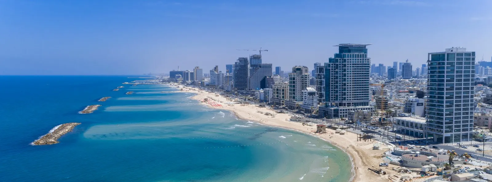 חוף תל אביב ומגדלי העיר, צילום אוויר