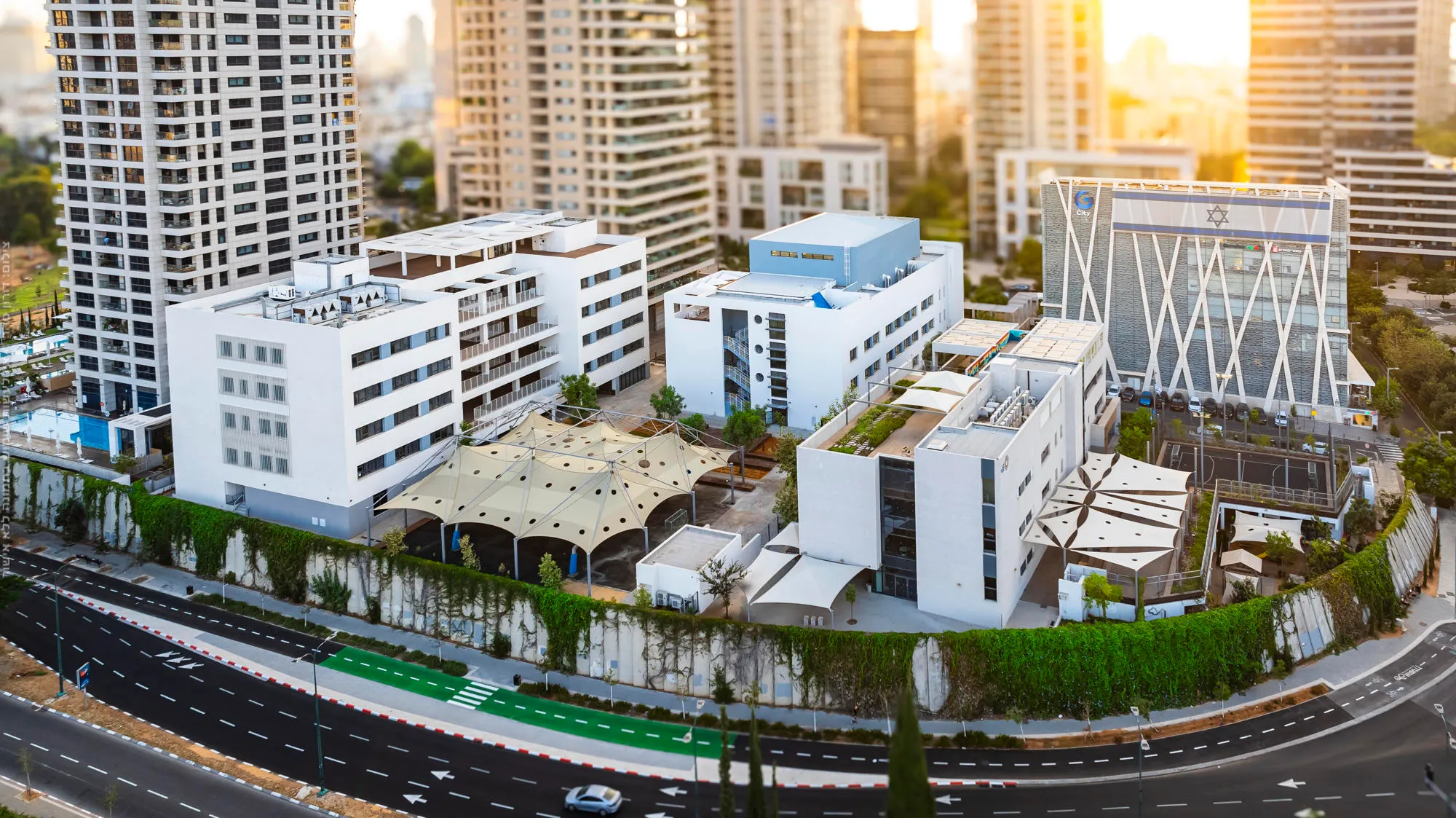 מתחם מבנים חדש מול מגדלי מגורים, צילום רחפן